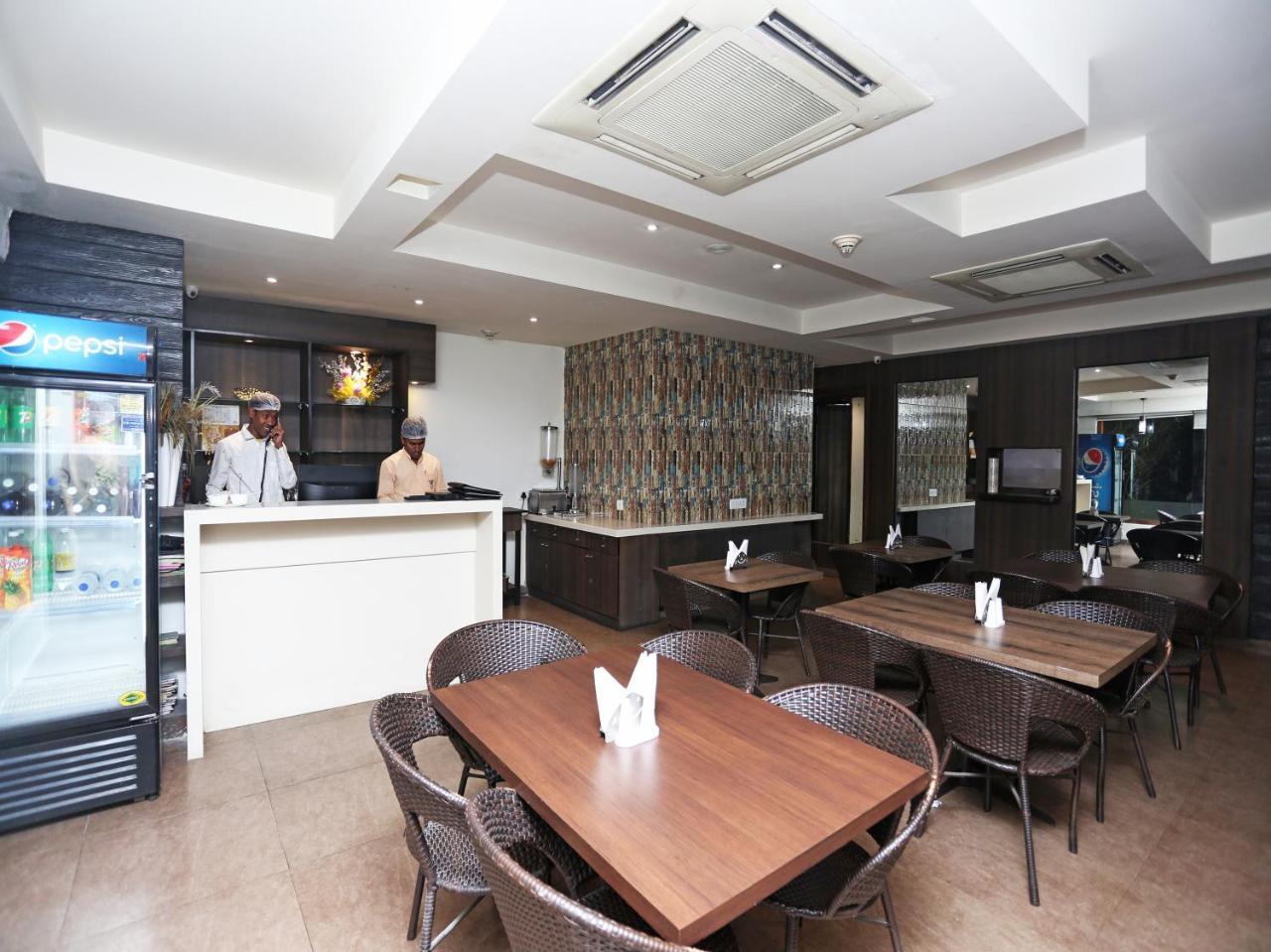Capital O 10212 Hotel West Willows Xanadu 콜카타 외부 사진