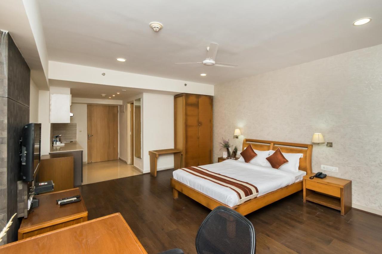Capital O 10212 Hotel West Willows Xanadu 콜카타 외부 사진