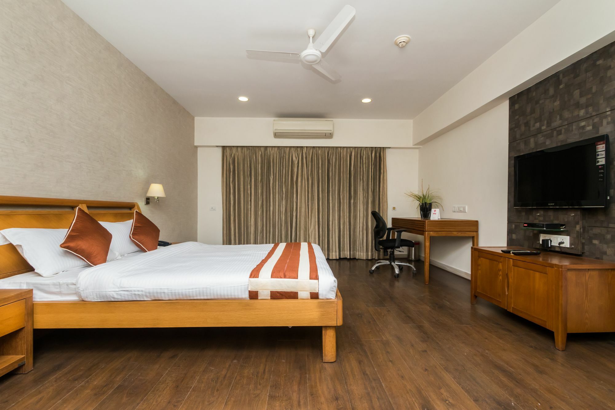 Capital O 10212 Hotel West Willows Xanadu 콜카타 외부 사진